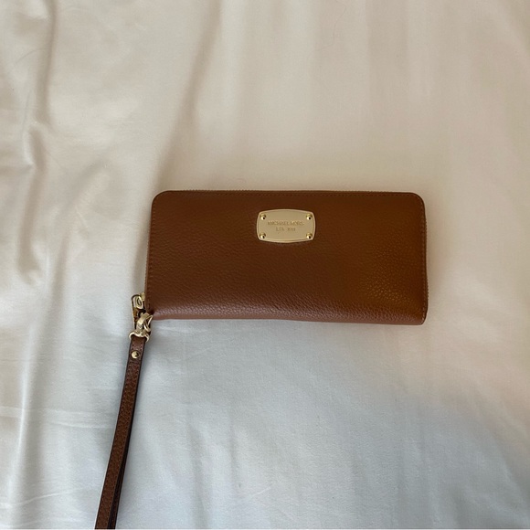 Michael Kors Leather Continental Wristlet - Picture 5 of 8